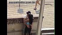 Casal de namorados se pegando no viaduto Maria Paula em São Paulo. Garota tomando dedada